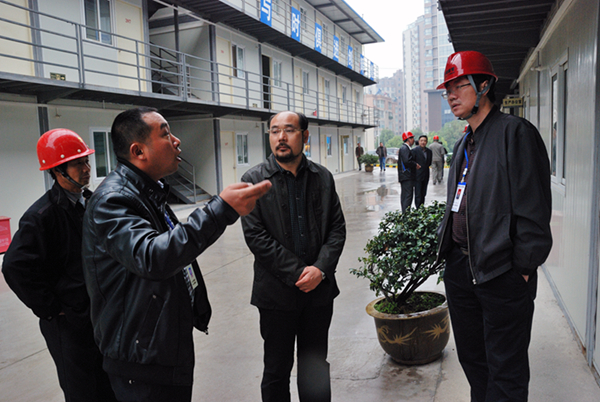 董事長郭彬聽取辦公活動房情況介紹